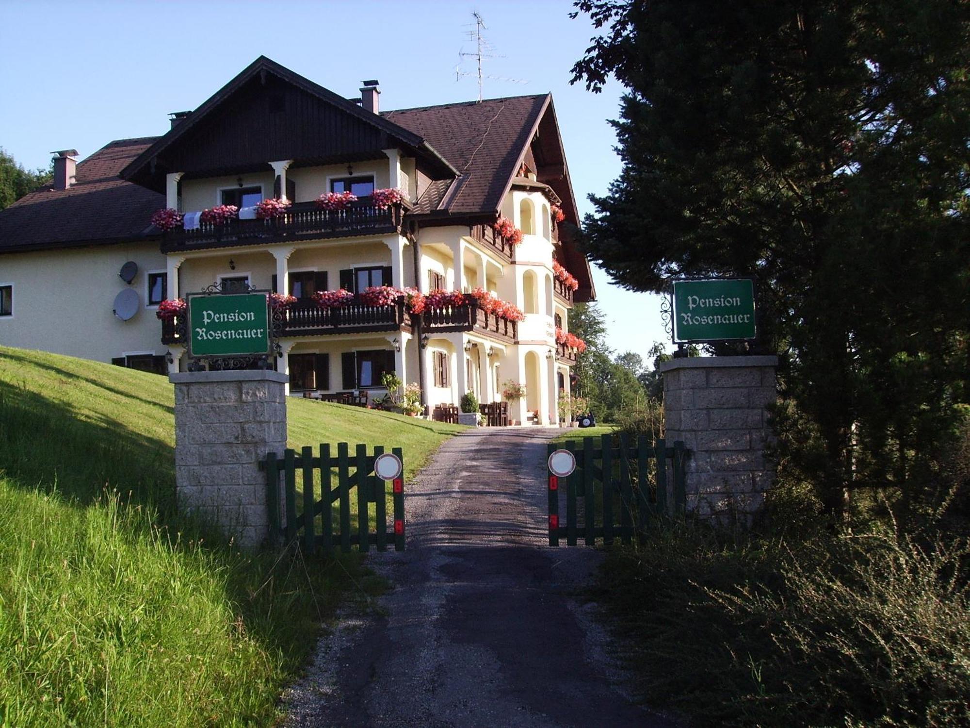 Haus Rosenauer Zimmer & Ferienwohnungen Nussdorf am Attersee Exterior photo